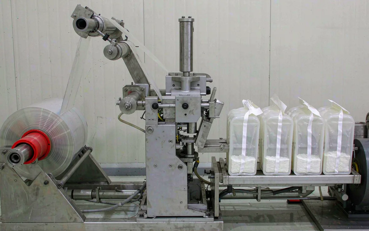 Horizontal form-fill-seal machine producing individual stick packs